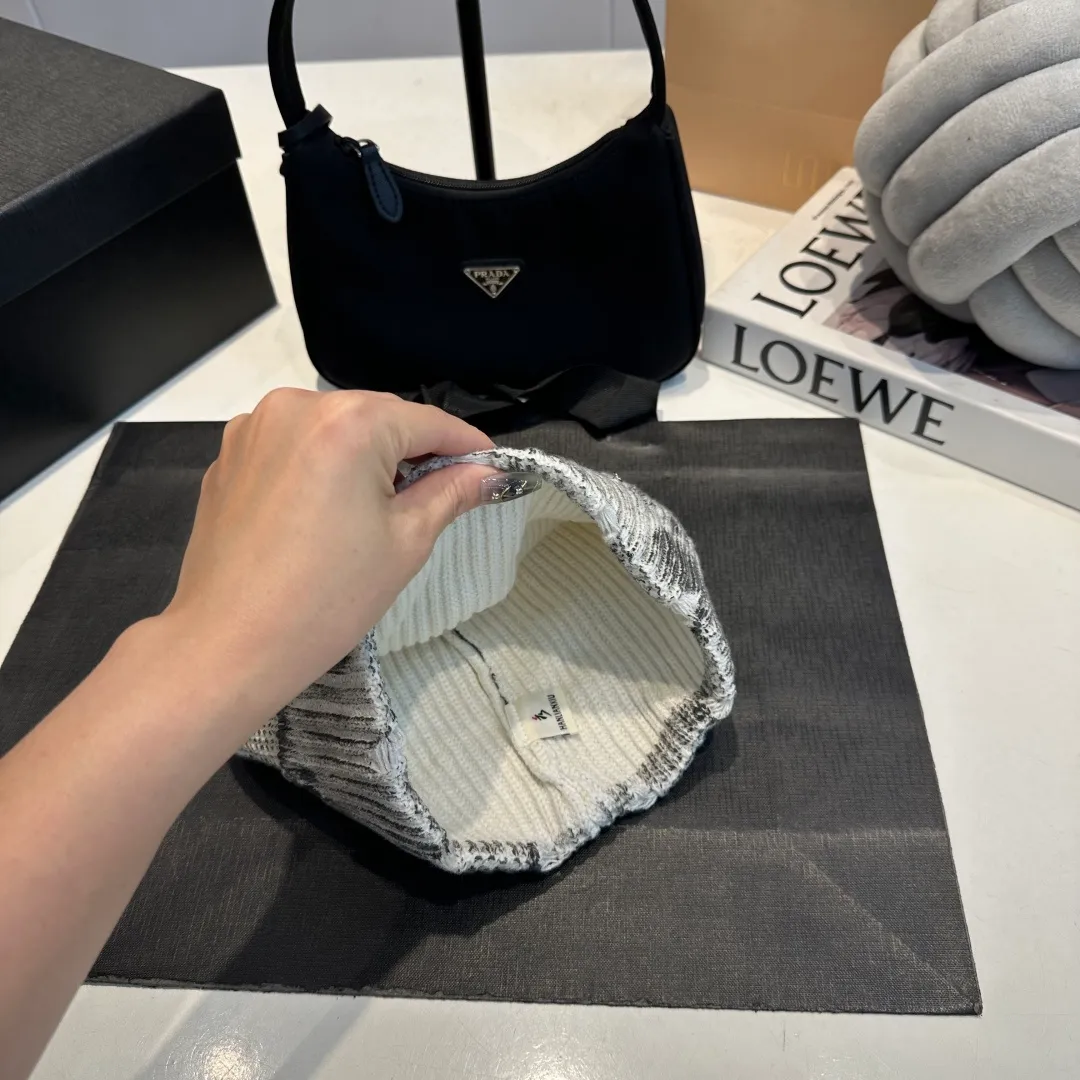 P60 Crow Heart Autumn and Winter Wool Knitted Beanie This must be the favorite of minimalism. It is clean, neat, fashionable and versatile, and will definitely not be picky about your face shape! A fashionable classic that lasts forever! Fashionable black and white can be purchased together